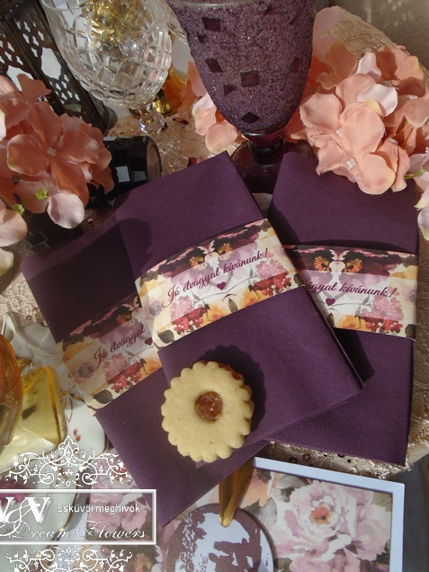 Padlizsán és barack esküvői meghívó, köszönetajándék csoki és egyéb apróságok az ünnepi asztalra